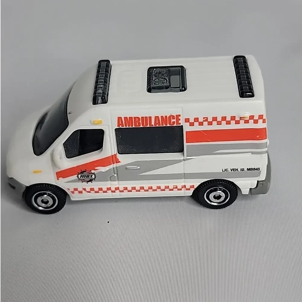 Matchbox Renault‎ Master Ambulance Emergency Van White Diecast 2011